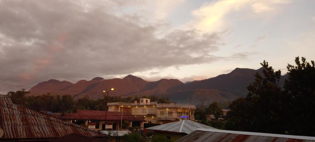 Tange Guest House Ruteng Exterior foto