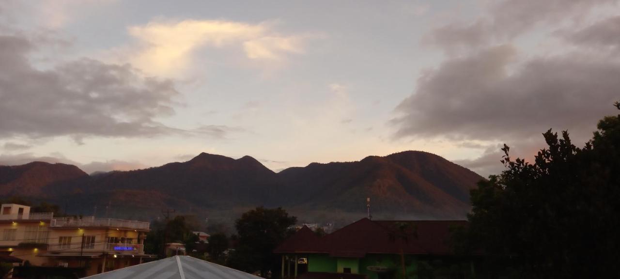 Tange Guest House Ruteng Exterior foto