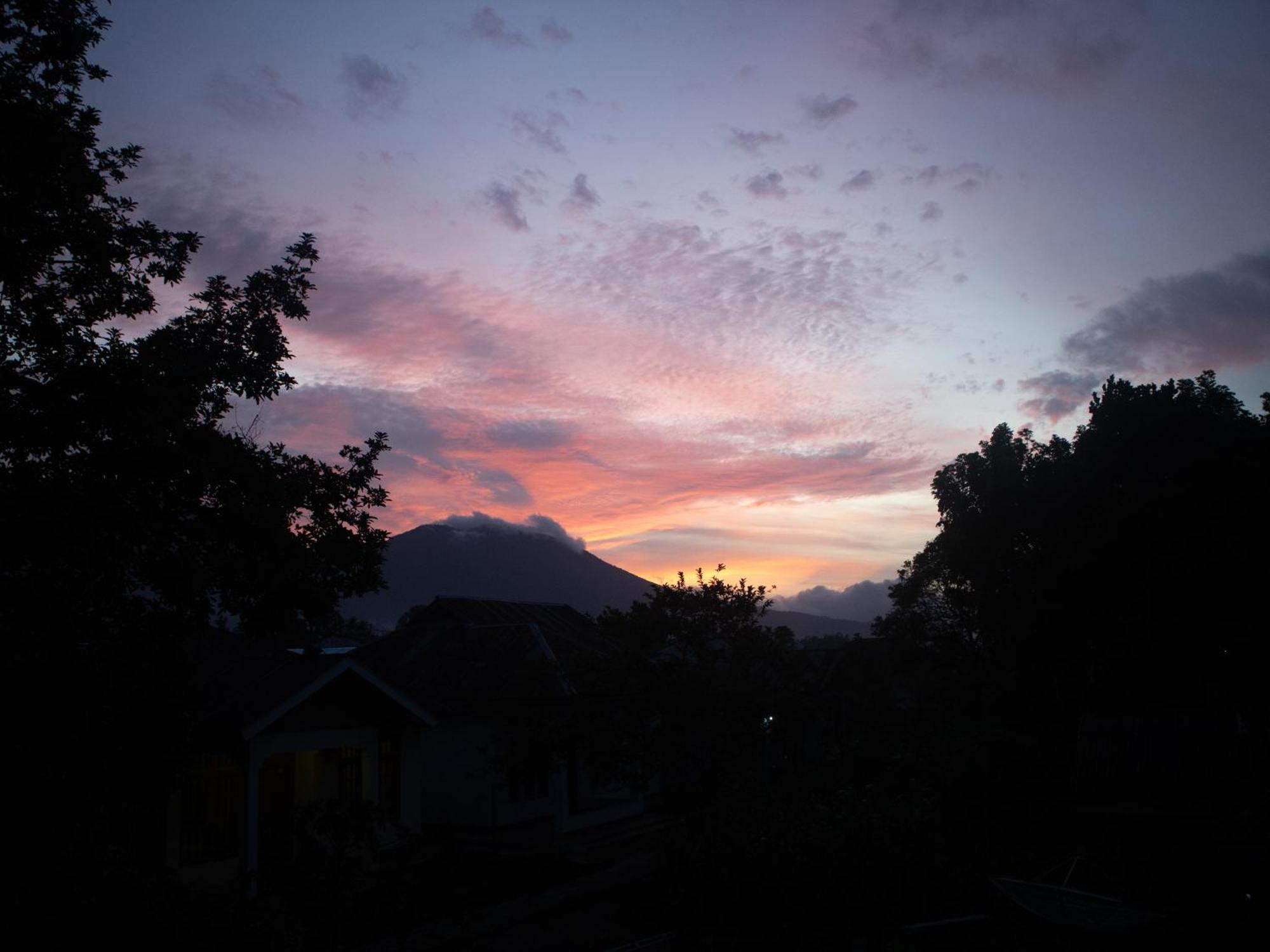 Tange Guest House Ruteng Exterior foto