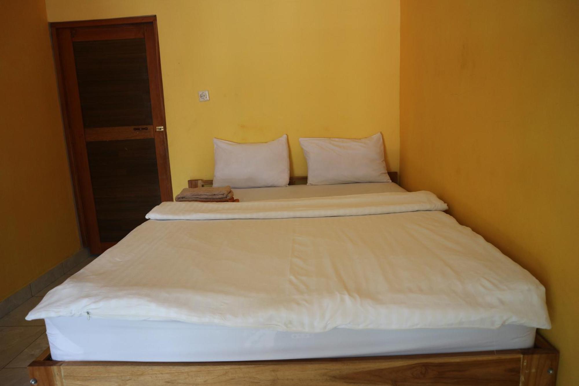 Tange Guest House Ruteng Exterior foto